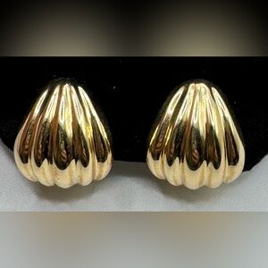 Brand new fortuneoff 14kt yellow gold “shell” shaped earrings with omega back